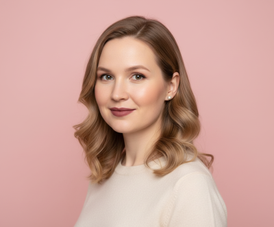 Стиль Бьюти-портрет - Крупный план лица с акцентом на макияж и ювелирные детали.