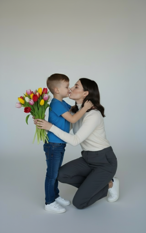 Эффект Ребенок дарит маме букет тюльпанов в стиле 8 Марта